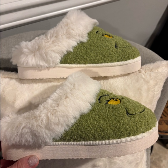 American Eagle Outfitters Green and White Grinch Slippers - Picture 6 of 11